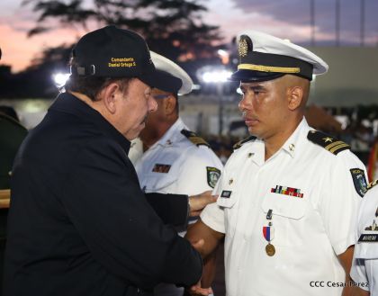 Daniel y Rosario participan del 36 Aniversario de la Fuerza Naval