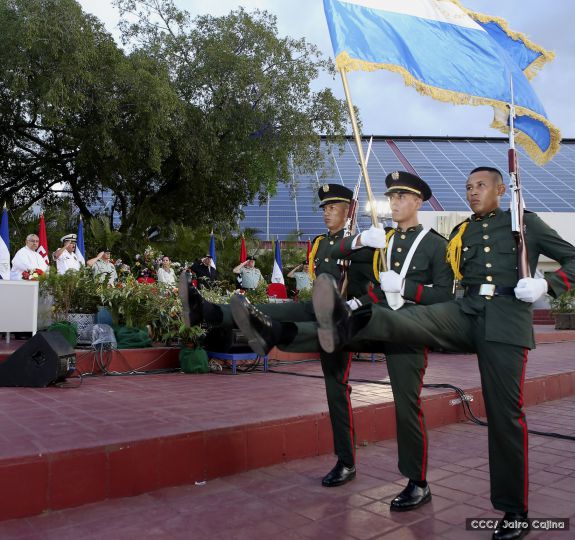 Daniel y Rosario participan del 36 Aniversario de la Fuerza Naval