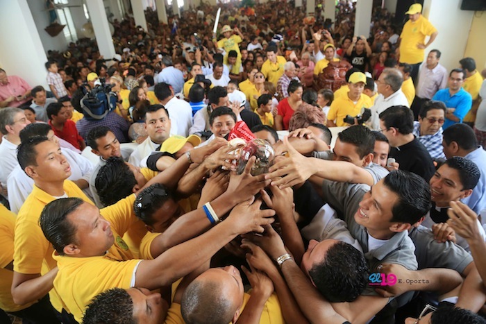 Santo Domingo baja a su peaña