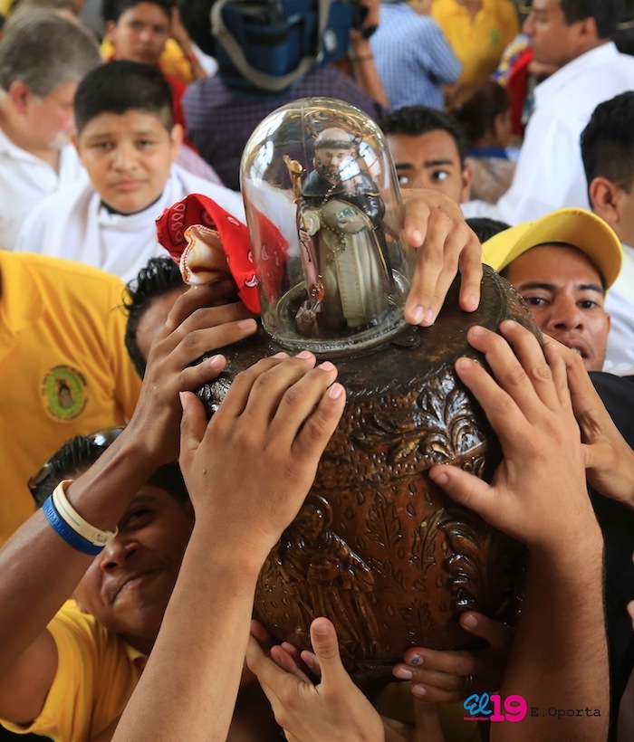 Santo Domingo baja a su peaña