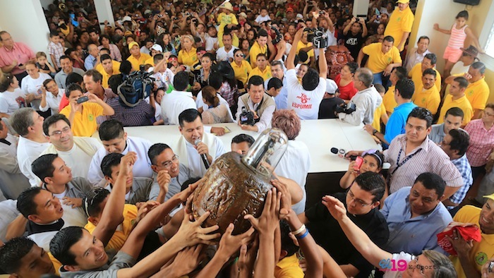 Santo Domingo baja a su peaña