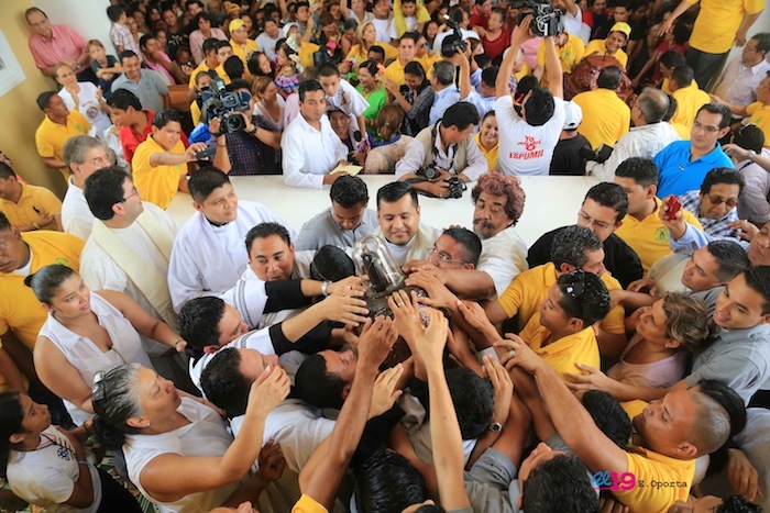 Santo Domingo baja a su peaña