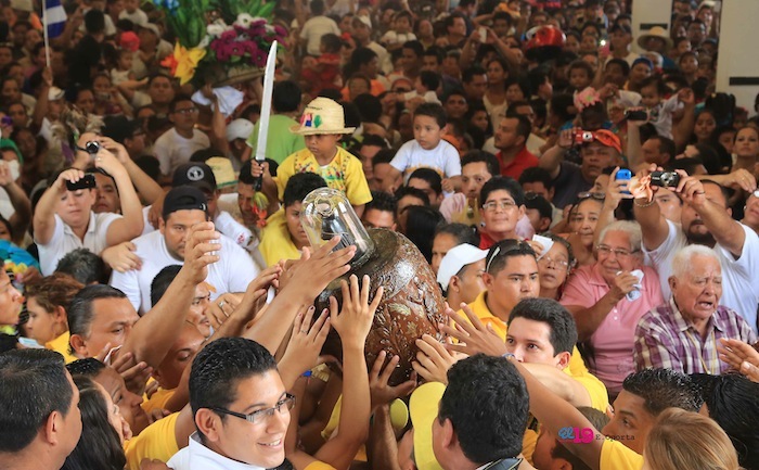 Santo Domingo baja a su peaña