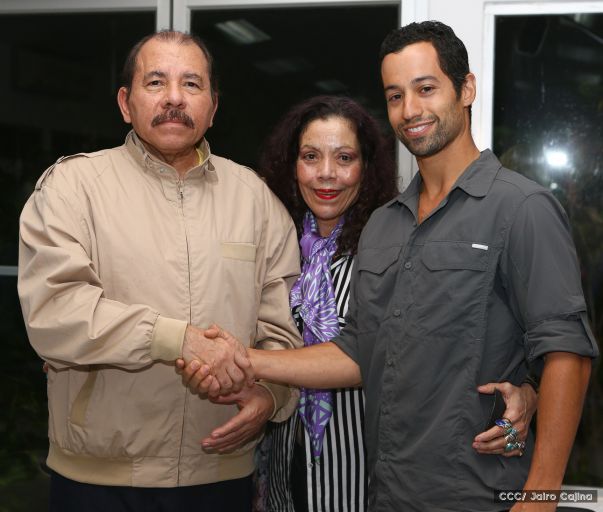 Daniel y Rosario se reúnen con Sam Cossman