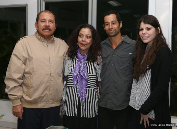 Daniel y Rosario se reúnen con Sam Cossman