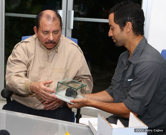 Daniel y Rosario se reúnen con Sam Cossman