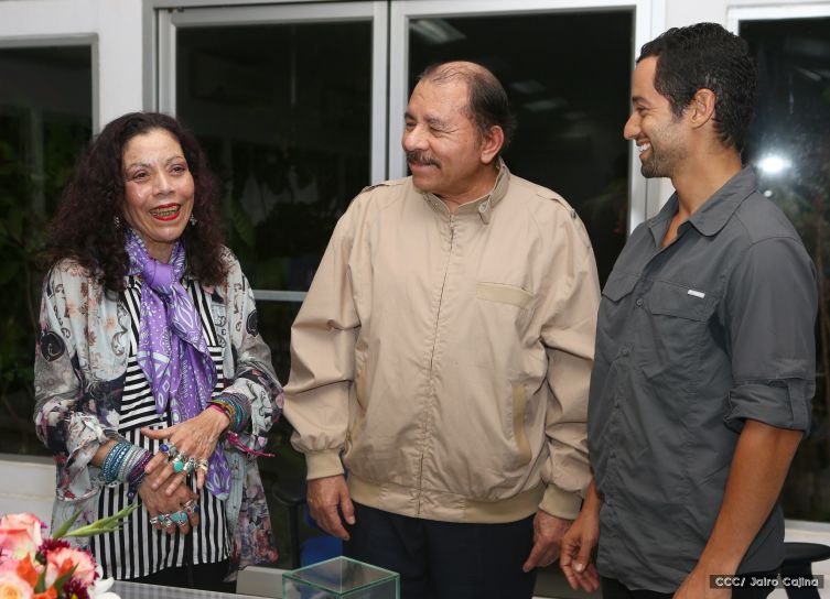 Daniel y Rosario se reúnen con Sam Cossman