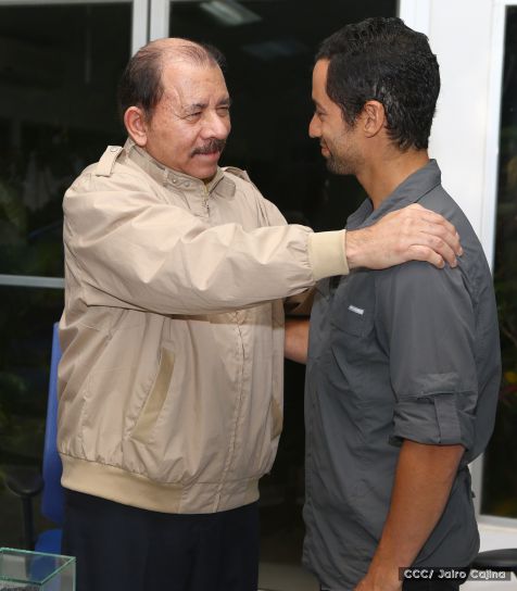 Daniel y Rosario se reúnen con Sam Cossman