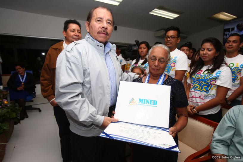 Entregan Medalla “Presidente de la República” a maestros eméritos y a los mejores maestros y estudiantes de Nicaragua