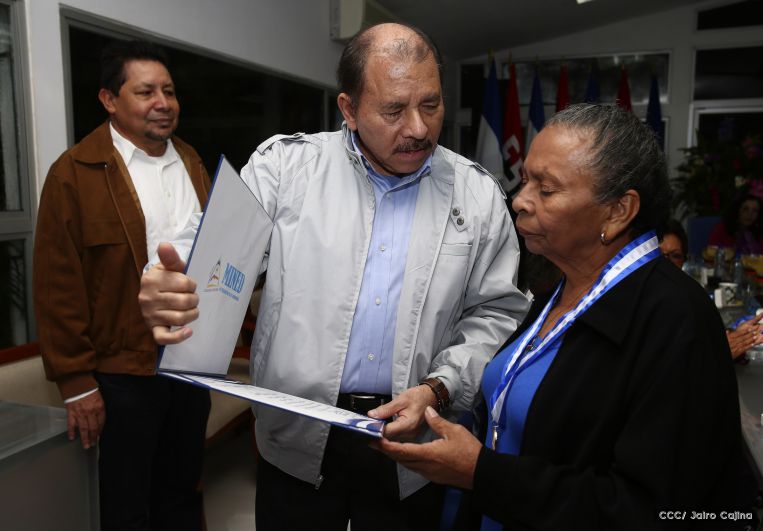 Entregan Medalla “Presidente de la República” a maestros eméritos y a los mejores maestros y estudiantes de Nicaragua