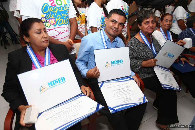 Entregan Medalla “Presidente de la República” a maestros eméritos y a los mejores maestros y estudiantes de Nicaragua