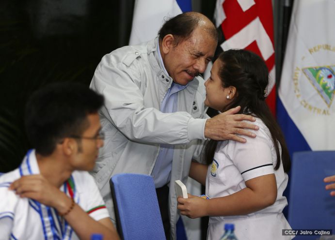 Entregan Medalla “Presidente de la República” a maestros eméritos y a los mejores maestros y estudiantes de Nicaragua