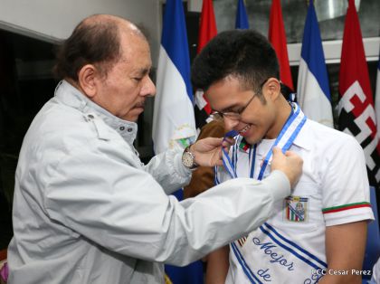 Entregan Medalla “Presidente de la República” a maestros eméritos y a los mejores maestros y estudiantes de Nicaragua