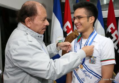 Entregan Medalla “Presidente de la República” a maestros eméritos y a los mejores maestros y estudiantes de Nicaragua