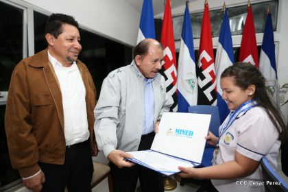 Entregan Medalla “Presidente de la República” a maestros eméritos y a los mejores maestros y estudiantes de Nicaragua