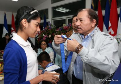 Entregan Medalla “Presidente de la República” a maestros eméritos y a los mejores maestros y estudiantes de Nicaragua