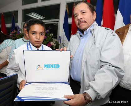 Entregan Medalla “Presidente de la República” a maestros eméritos y a los mejores maestros y estudiantes de Nicaragua