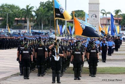 Daniel y Rosario presiden Acto del 37 Aniversario de la Policía Nacional