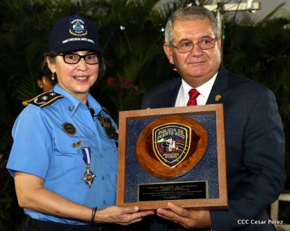 Daniel y Rosario presiden Acto del 37 Aniversario de la Policía Nacional
