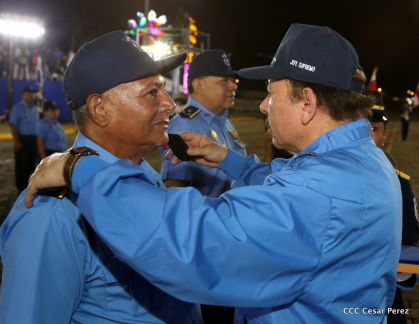 Daniel y Rosario presiden Acto del 37 Aniversario de la Policía Nacional