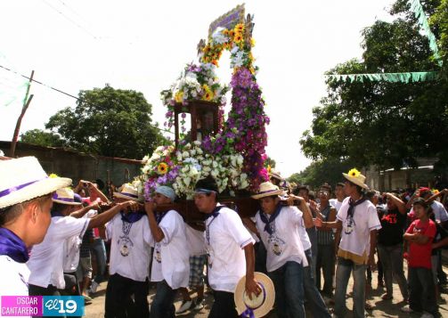 Miles de promesantes acompañan a Santo Domingo de Abajo