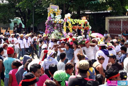 Miles de promesantes acompañan a Santo Domingo de Abajo