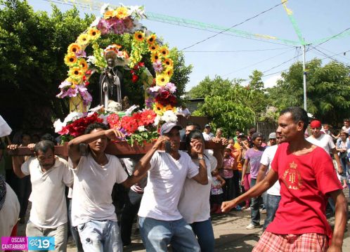 Miles de promesantes acompañan a Santo Domingo de Abajo