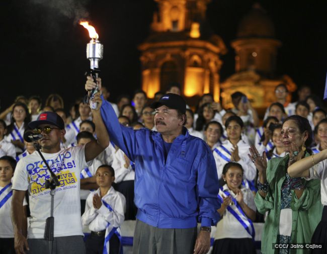Daniel y Rosario reciben Antorcha de la Libertad y la Unidad Centroamericana