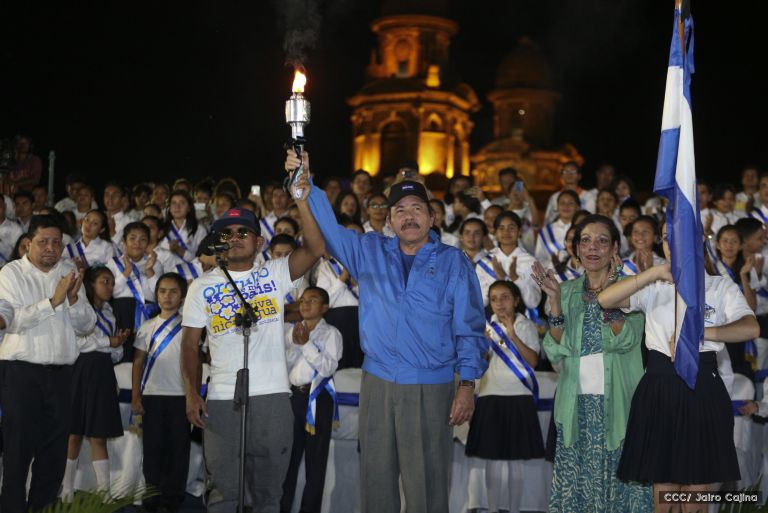 Daniel y Rosario reciben Antorcha de la Libertad y la Unidad Centroamericana