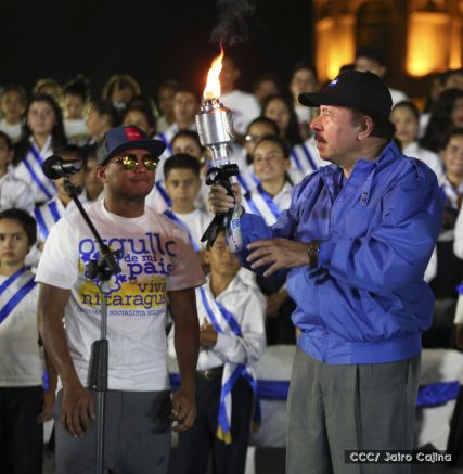 Daniel y Rosario reciben Antorcha de la Libertad y la Unidad Centroamericana