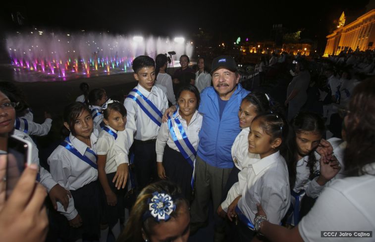 Daniel y Rosario reciben Antorcha de la Libertad y la Unidad Centroamericana