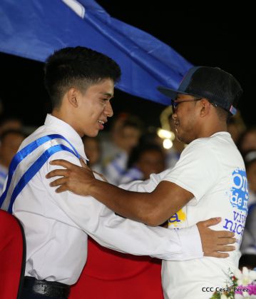 Daniel y Rosario reciben Antorcha de la Libertad y la Unidad Centroamericana