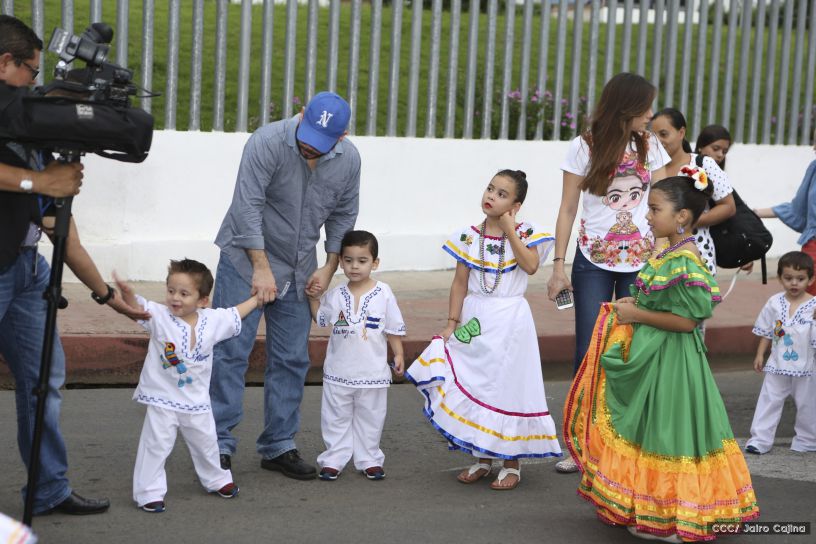 Más Fotos del Desfile Patrio en la Avenida de Bolívar a Chávez