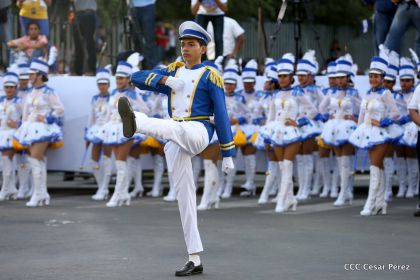 Más Fotos del Desfile Patrio en la Avenida de Bolívar a Chávez