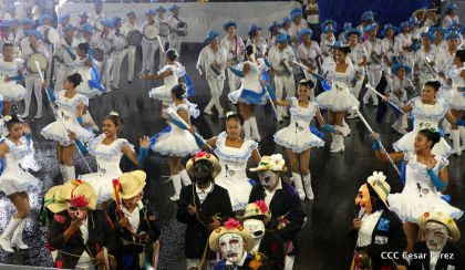 Más Fotos del Desfile Patrio en la Avenida de Bolívar a Chávez