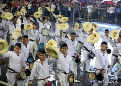 Más Fotos del Desfile Patrio en la Avenida de Bolívar a Chávez