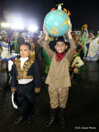 Más Fotos del Desfile Patrio en la Avenida de Bolívar a Chávez