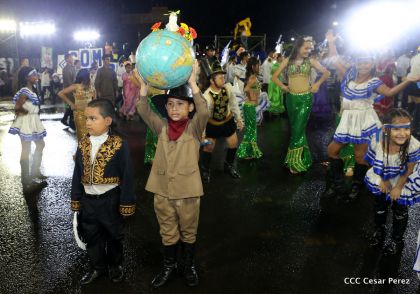 Más Fotos del Desfile Patrio en la Avenida de Bolívar a Chávez