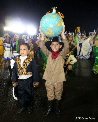 Más Fotos del Desfile Patrio en la Avenida de Bolívar a Chávez
