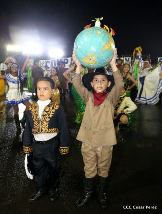 Más Fotos del Desfile Patrio en la Avenida de Bolívar a Chávez