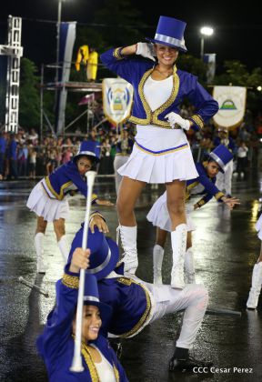 Más Fotos del Desfile Patrio en la Avenida de Bolívar a Chávez
