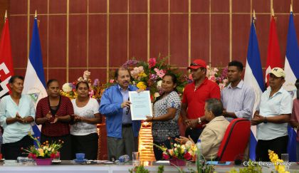 Comandante Daniel Ortega entrega títulos comunitarios a pueblos de la Costa Caribe