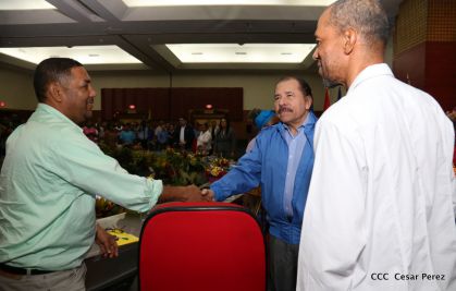 Comandante Daniel Ortega entrega títulos comunitarios a pueblos de la Costa Caribe