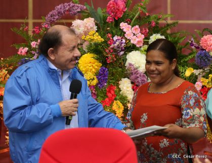 Comandante Daniel Ortega entrega títulos comunitarios a pueblos de la Costa Caribe