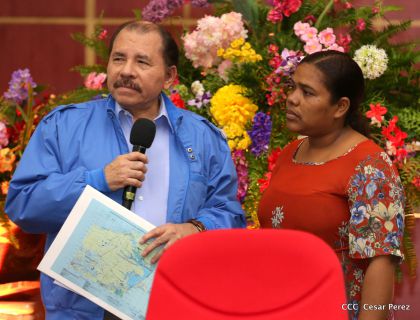 Comandante Daniel Ortega entrega títulos comunitarios a pueblos de la Costa Caribe