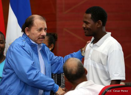 Comandante Daniel Ortega entrega títulos comunitarios a pueblos de la Costa Caribe
