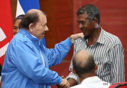Comandante Daniel Ortega entrega títulos comunitarios a pueblos de la Costa Caribe