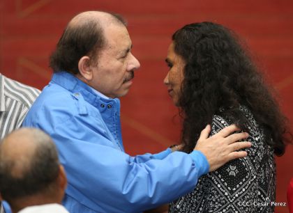 Comandante Daniel Ortega entrega títulos comunitarios a pueblos de la Costa Caribe