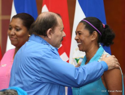 Comandante Daniel Ortega entrega títulos comunitarios a pueblos de la Costa Caribe