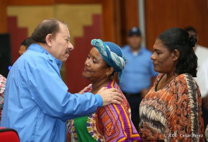 Comandante Daniel Ortega entrega títulos comunitarios a pueblos de la Costa Caribe